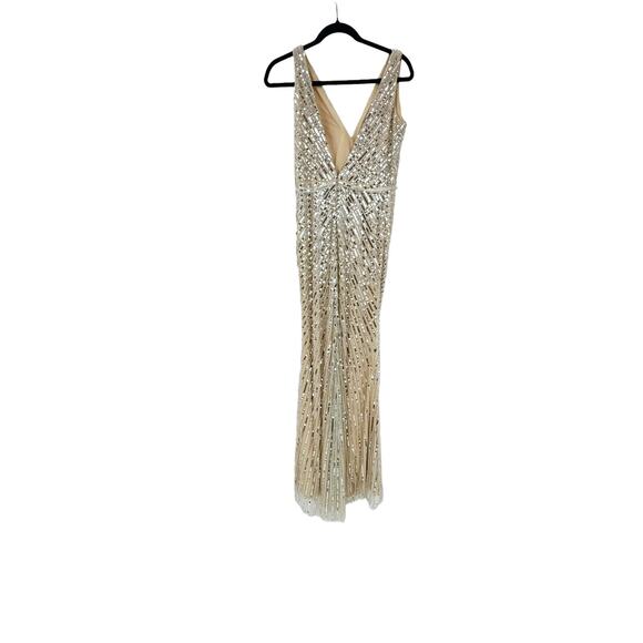 Mac Duggal Sleeveless Diagonal Sequined V-Neck Gown Nude/Silver Size 6 NWT - Picture 8 of 11